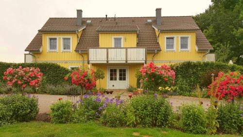 Neuendorf Apartment | Top-Rated Ferienwohnung Heuschober: Family & Pet Friendly