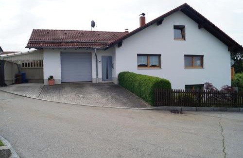 Garham Apartment | Family-Friendly Retreat at Ferienwohnung Hofbauer - Rated 9.8