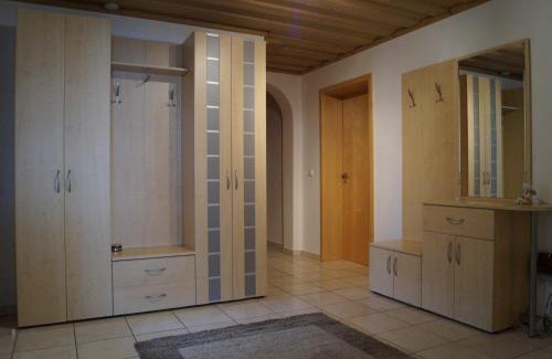 Garham Apartment | Family-Friendly Retreat at Ferienwohnung Hofbauer - Rated 9.8