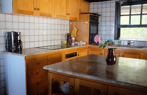 Vourvourou Apartment | Cozy Villa Dagor: Direct Beach Access with Pool & Breakfast