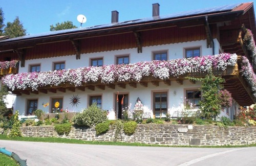 Stadlern Apartment | Spacious Ground Floor Apartment with Terrace for 2-5 Guests