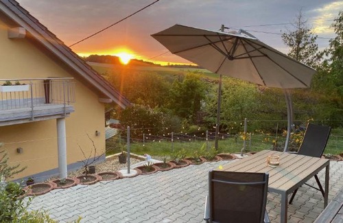 Weibach House | Oceanfront Getaway: Ferienwohnung im Erzgebirge, 4-Star Retreat