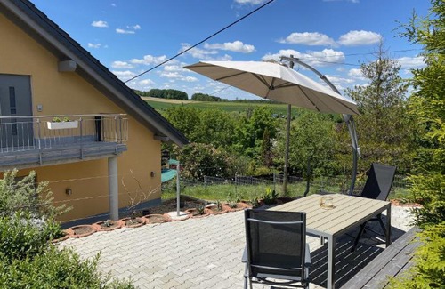 Weibach House | Oceanfront Getaway: Ferienwohnung im Erzgebirge, 4-Star Retreat