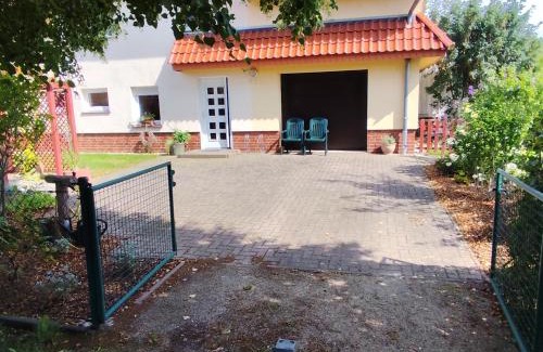 Halbendorf Apartment | Immaculate Ferienwohnung Im Grünen with Private Beach Access