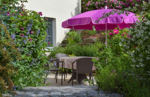 Wiesenbronn Apartment | Pet-Friendly Ferienwohnung Im Schiller with Great Reviews