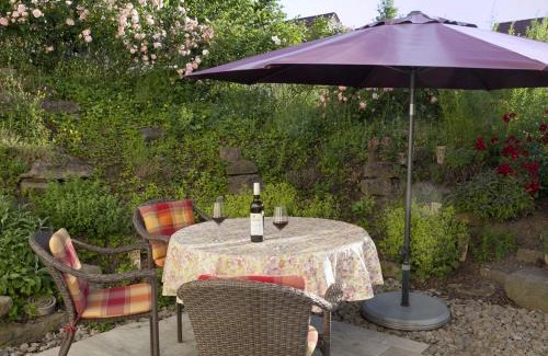 Wiesenbronn Apartment | Pet-Friendly Ferienwohnung Im Schiller with Great Reviews