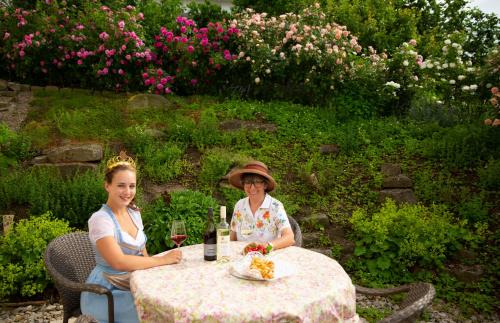 Wiesenbronn Apartment | Pet-Friendly Ferienwohnung Im Schiller with Great Reviews
