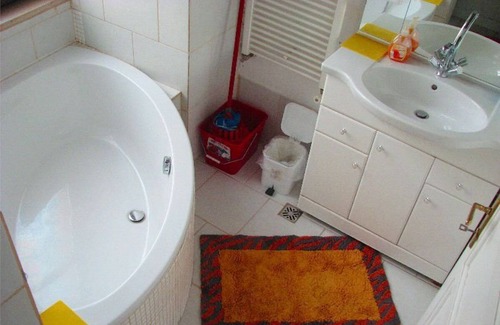 Sankt Ulrich Apartment | Central Vienna Apartment for 2-4 with Spa and Breakfast