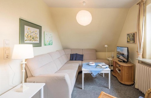 Borgsum Apartment | Charming Ferienwohnung in Borgsum: Pet and Child Friendly
