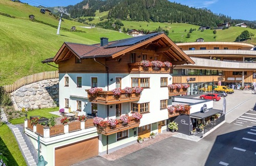 Grossarl Apartment | Spacious 2-Bedroom Retreat in Grossarl with Spa & Breakfast