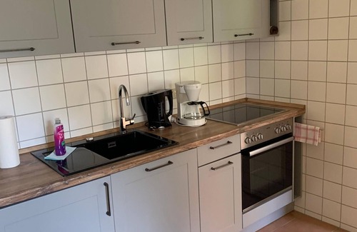 Teterow Apartment | Top-Rated Ferienwohnung in Stadtmitte with Breakfast & Kitchen
