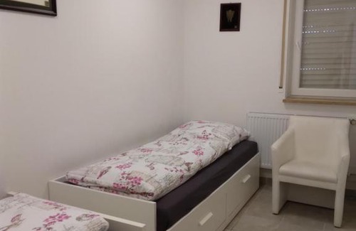 Zirndorf Apartment | Cozy Ferienwohnung J10-5 Near Playmobil Funpark Nürnberg