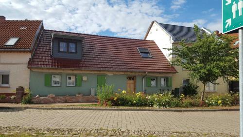 Wallhausen House | Family-Friendly Ferienwohnung Jean Wallhausen with Kitchen