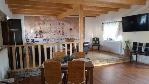 Wallhausen House | Family-Friendly Ferienwohnung Jean Wallhausen with Kitchen