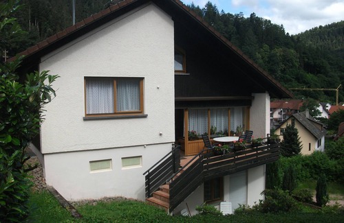 Schiltach Apartment | Cozy Ferienwohnung Joos: Perfect for Couples with Kitchen