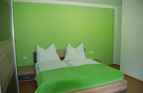 Huettschlag Apartment | Cozy Ferienwohnung Kendler: Pet & Child Friendly Retreat