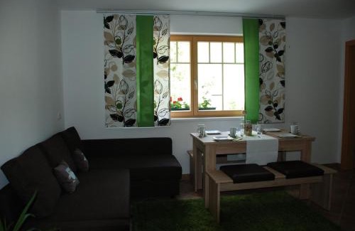 Huettschlag Apartment | Cozy Ferienwohnung Kendler: Pet & Child Friendly Retreat