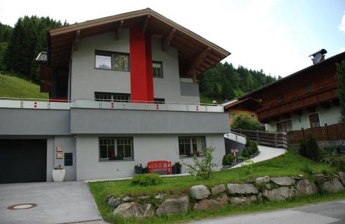 Huettschlag Apartment | Cozy Ferienwohnung Kendler: Pet & Child Friendly Retreat