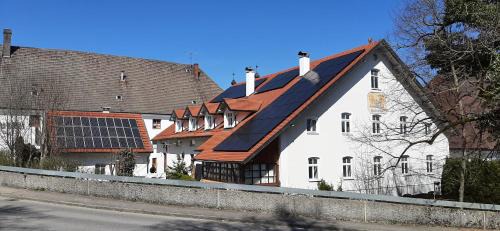 Irsee Apartment | Ferienwohnung KIostermühle Irsee - Parkplätze, Spielplatz, Biergarten, Badesee, E-Auto Ladepunkt