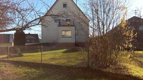 Bitzen Apartment | Family-Friendly Ferienwohnung Klein Along Natursteig Sieg