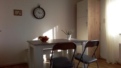 Bitzen Apartment | Family-Friendly Ferienwohnung Klein Along Natursteig Sieg