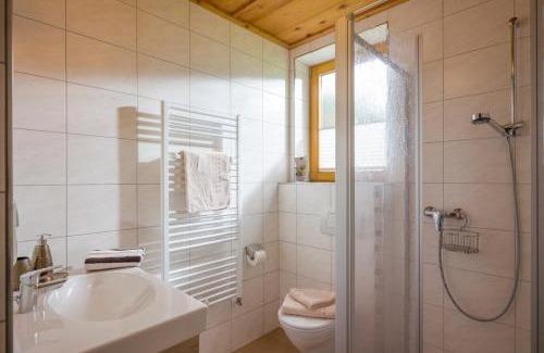 Schlitters House | Family-Friendly Ferienwohnung Knabl with Top Guest Ratings