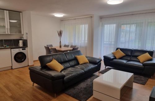 Hochzoll-Sud Apartment | Cozy Kuhsee Apartment - Pet & Child Friendly Retreat