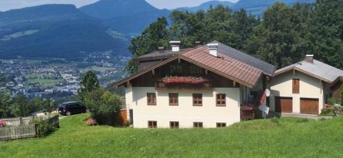 Bad Durrnberg Apartment | Family-Friendly Ferienwohnung Löffelberger with High Ratings