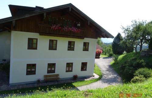 Bad Durrnberg Apartment | Family-Friendly Ferienwohnung Löffelberger with High Ratings