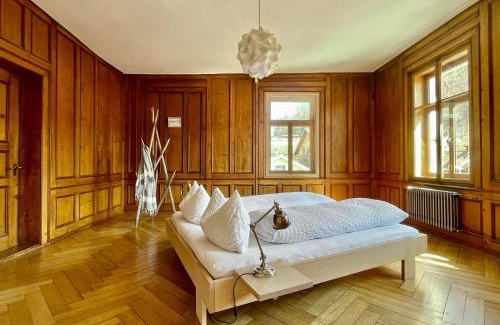 Trin Apartment | Highly Rated Ferienwohnung La Scala with Full Kitchen Access