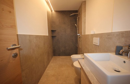 Laces Apartment | Inviting Ferienwohnung Latsch/Tarsch: Pet-Friendly Retreat
