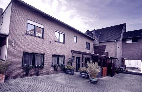 Heinsberg Apartment | Oceanfront Retreat at Ferienwohnung Leon - 4-Star Paradise