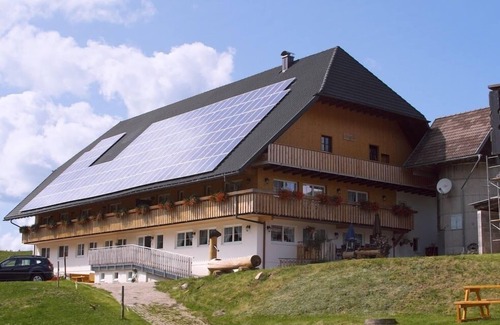 Furtwangen Apartment | Guest Rated: Ferienwohnung Lothar with Kitchen & Breakfast
