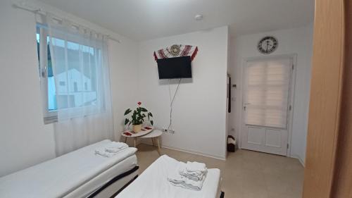 Kallmunz House | Inviting Ferienwohnung Mioritza: Family-Friendly Escape