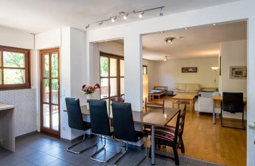 Leutzsch Apartment | Spacious 123sqm Apartment for 8 with Large Garden Retreat