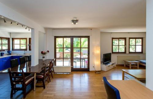 Leutzsch Apartment | Spacious 123sqm Apartment for 8 with Large Garden Retreat