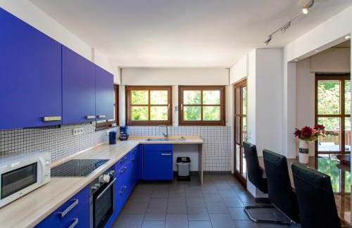 Leutzsch Apartment | Spacious 123sqm Apartment for 8 with Large Garden Retreat
