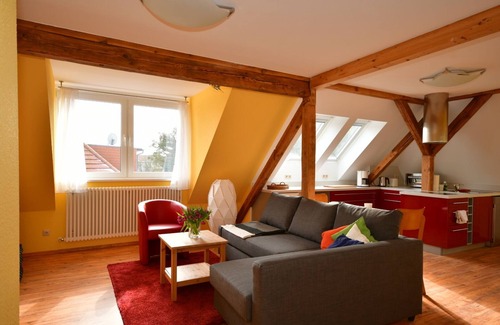 Babelsberg Sud Apartment | Cozy 1-Bedroom Retreat for Two with Kitchen & Breakfast