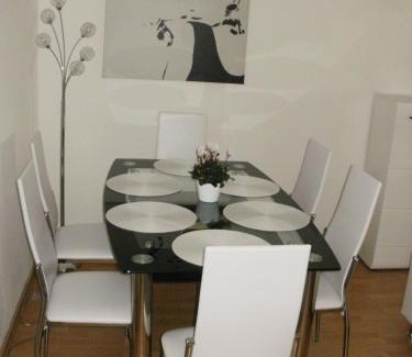 Zwenkau Apartment | Cozy Ferienwohnung mit Balkon - Perfect for Families