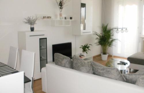 Zwenkau Apartment | Cozy Ferienwohnung mit Balkon - Perfect for Families