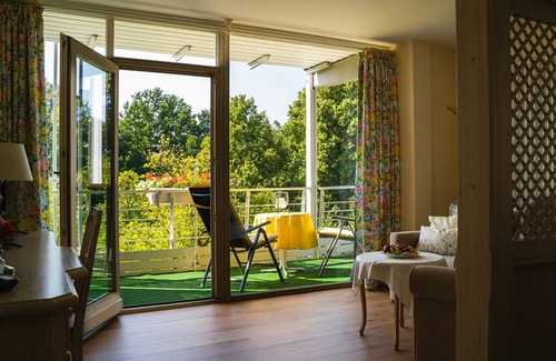 Bad Birnbach Apartment | Cozy Apartment with Garden View and Balcony Retreat