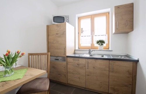Mitterteich Apartment | Cozy Retreat with Heating, Free Wi-Fi & Breakfast Included