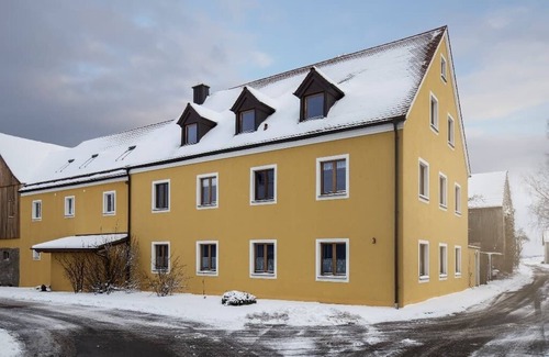 Mitterteich Apartment | Cozy Retreat with Heating, Free Wi-Fi & Breakfast Included