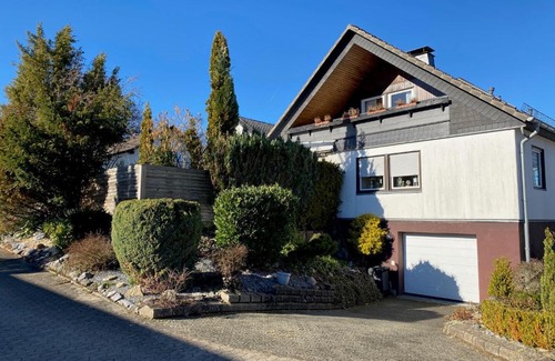 Warstein Apartment | Cozy Ferienwohnung mit Loggia - Family-Friendly Retreat