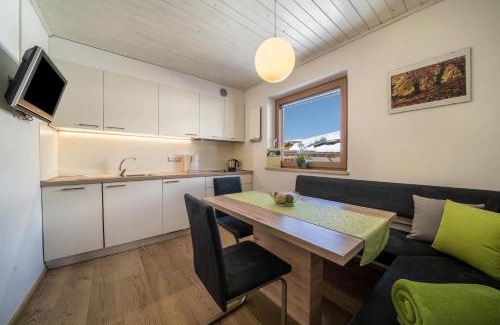 Avelengo Apartment | Pet-Friendly Retreat at Ferienwohnung Mittager Edelweiss