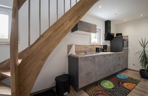 Sirzenich Apartment | Ocean-View Retreat: Ferienwohnung Moni with Kitchen Amenities