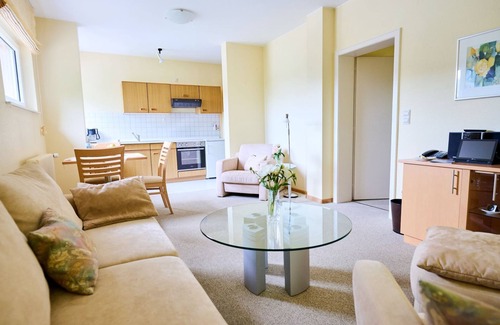 Badenweiler Apartment | Cozy Ferienwohnung NOBLING/RULÄNDER with Kitchen & Breakfast