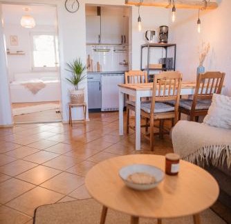 Zudar Apartment | Kid-Friendly Retreat: Ferienwohnung Nr 4 Boddenblick Rügen