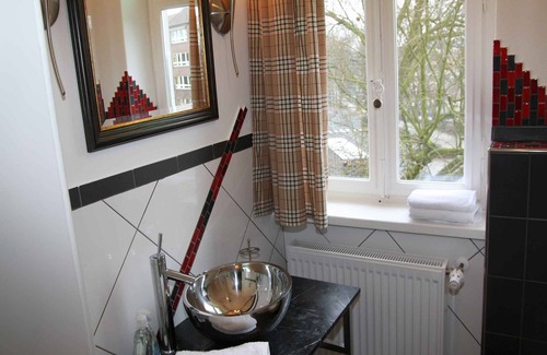 Oberhausen Apartment | Cozy Ferienwohnung Nr. 6: Ideal for Families, Kitchen & More