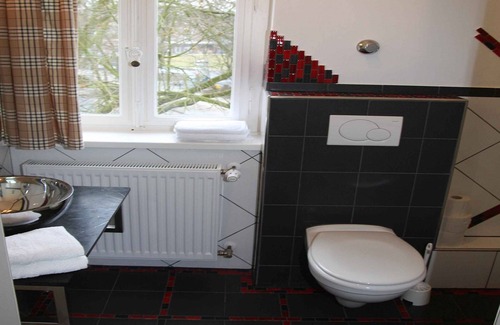 Oberhausen Apartment | Cozy Ferienwohnung Nr. 6: Ideal for Families, Kitchen & More